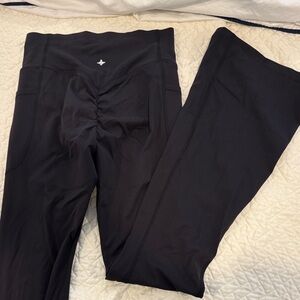 HALARA Black High-Waist Scrunch-Back Leggings with Side Pockets